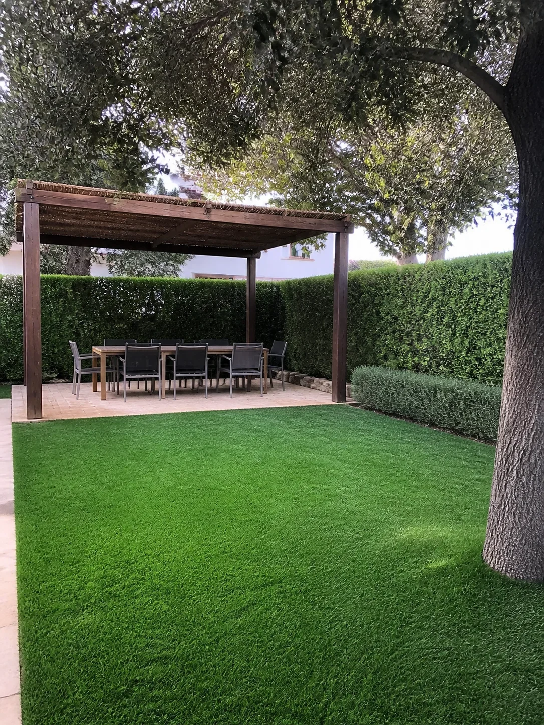 Pérgola exterior y jardín cuidado para villa en Mallorca